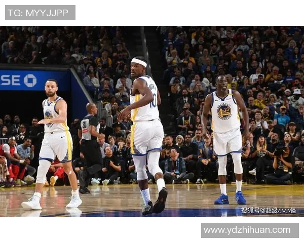 库里火力渐起上半场展现进攻多面手风采砍下12分引领球队攻势